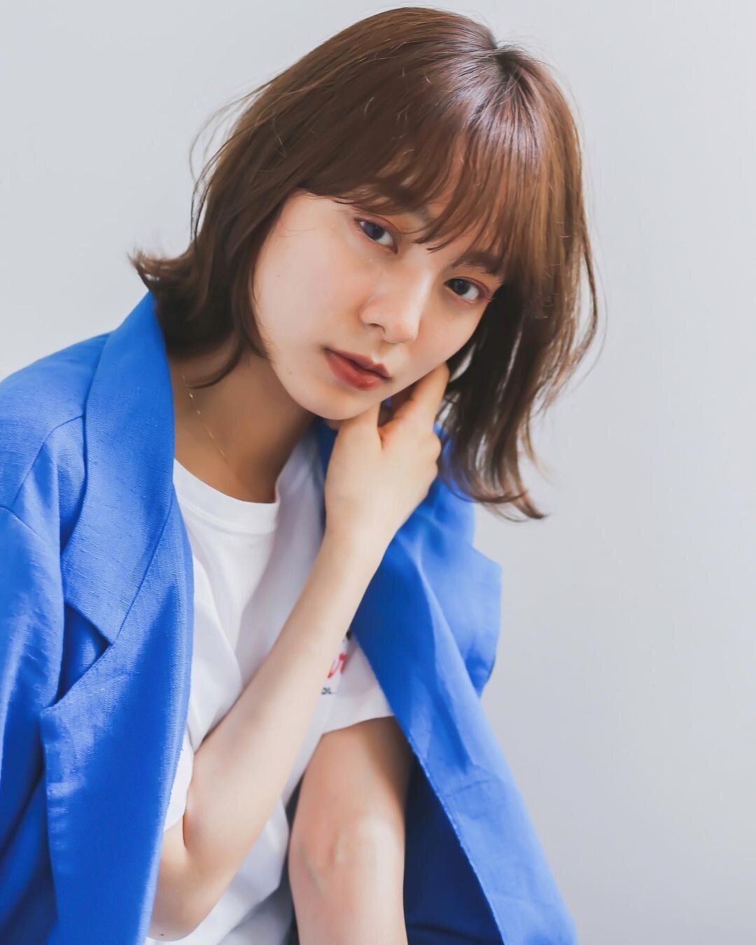 40代丸顔に似合うヘアスタイル シースルーバングで自然な縦ラインシルエット