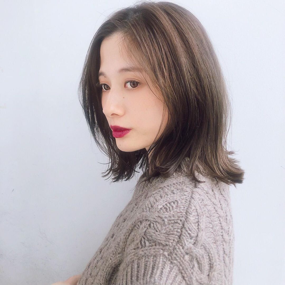 40代丸顔に似合うヘアスタイル 長めの切りっぱなしボブでシャープな印象に