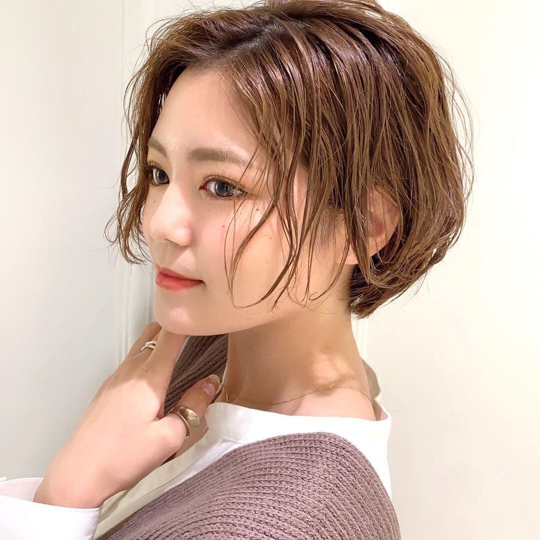 40代丸顔に似合うヘアスタイル 頬にかかるウェーブ感が小顔効果をアップ！