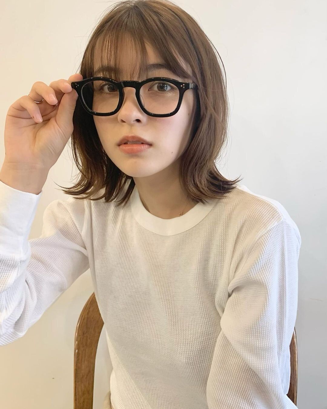 40代丸顔に似合うヘアスタイル ミディアムなくびれヘアでシャープさを