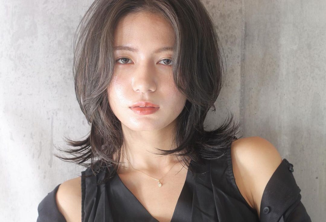 40代丸顔に似合うヘアスタイル ウルフ感などミディアムレイヤーで顔まわりに動きを