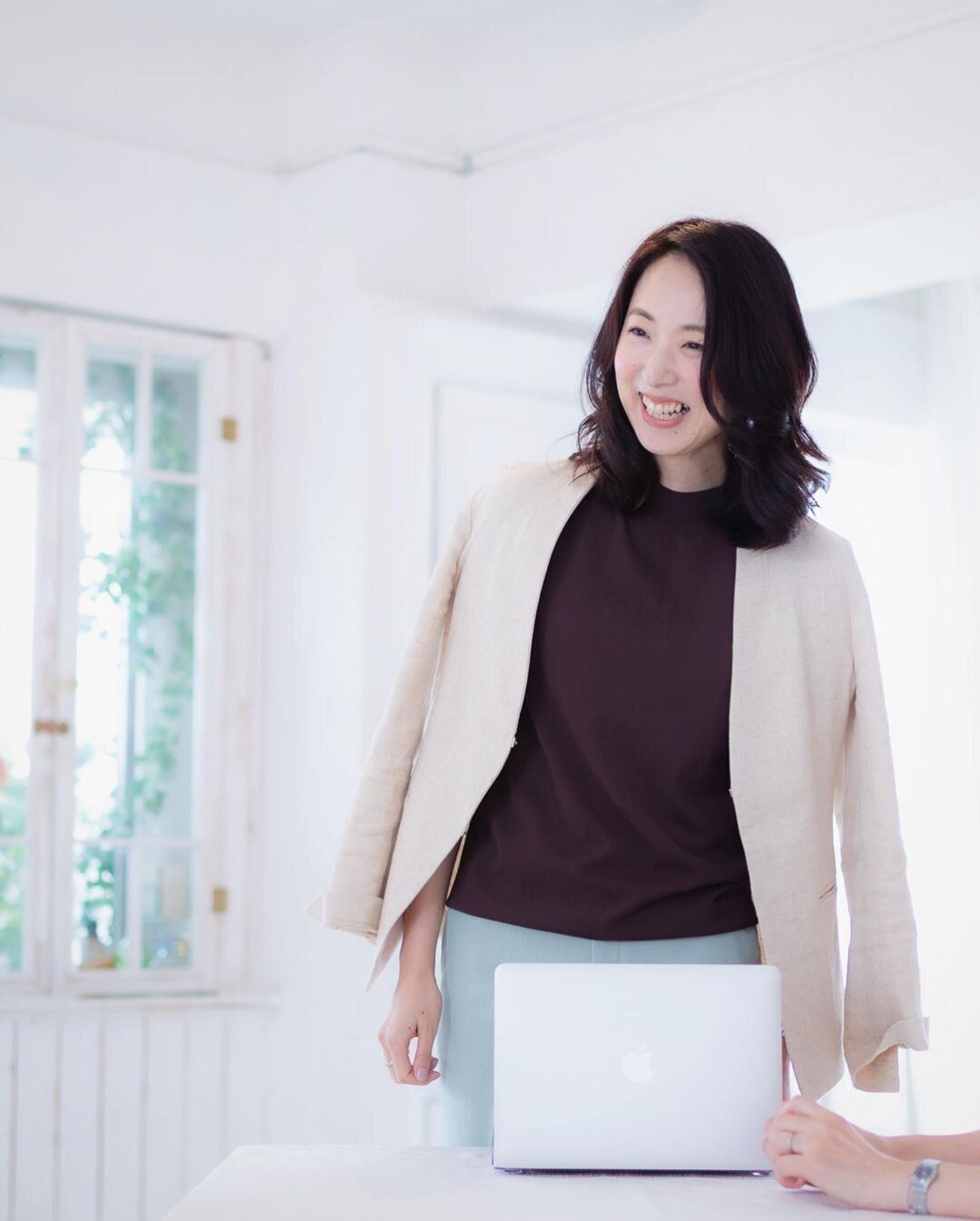 40代丸顔に似合うヘアスタイル ミディアムヘアもウェーブを加えてボリュームアップ！