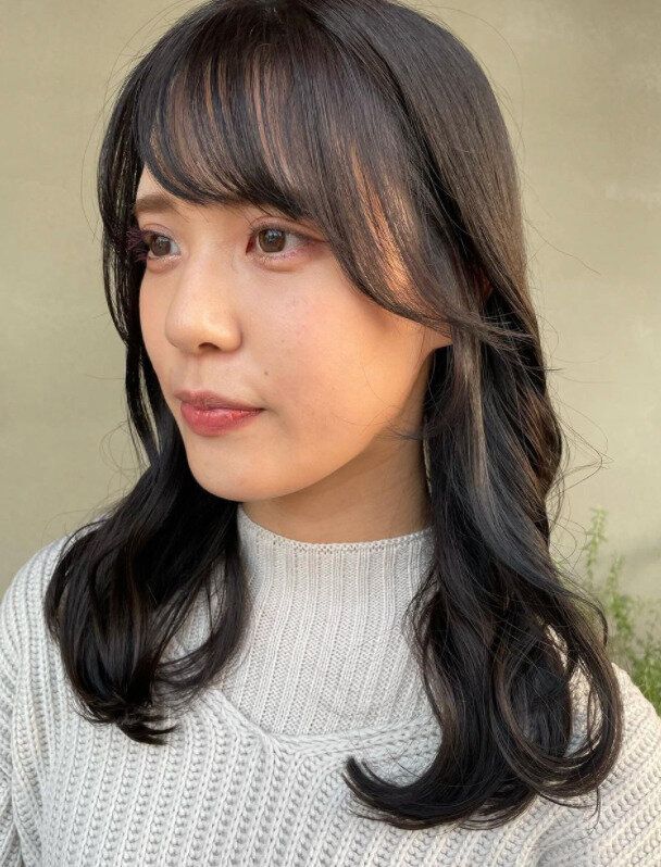 40代の丸顔女性に似合う髪型。目を大きく見せる！おしゃれなセミロング