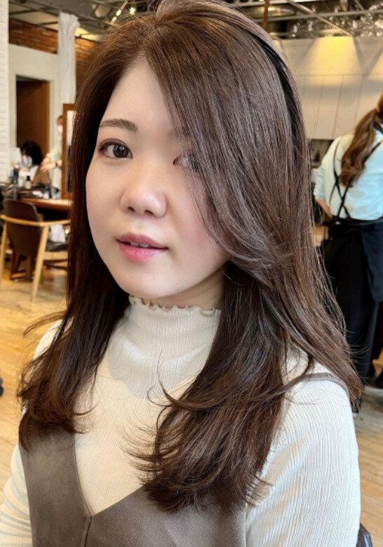 40代丸顔に似合うヘアスタイル。流れる前髪で気になる頬ラインをカバー！