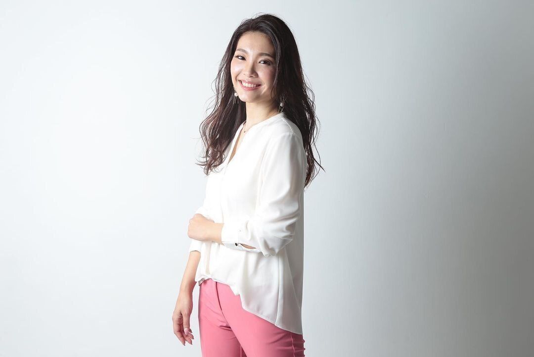 40代丸顔に似合うヘアスタイル シンプルナチュラルウェーブロングで大人の色気を