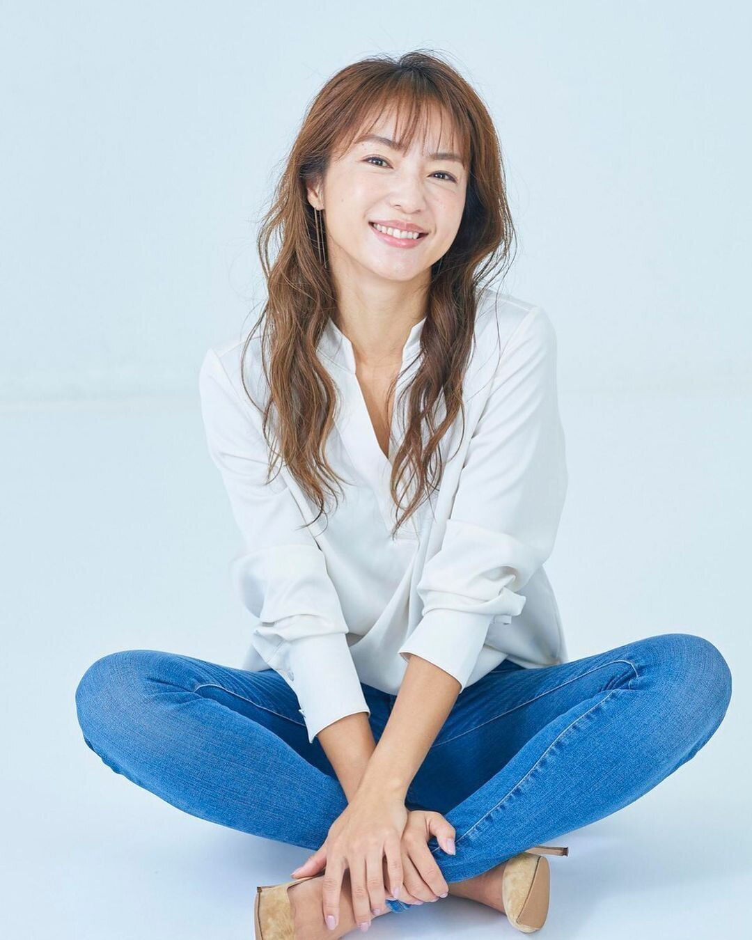 40代丸顔に似合うヘアスタイル ロングなウルフレイヤーで縦長効果アップ！