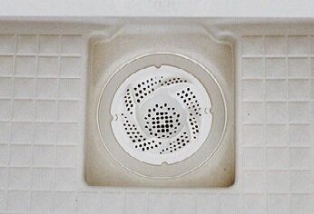 排水口のゴミを捨てる。