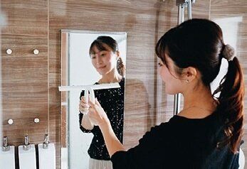 スクイージーで水滴を取る。