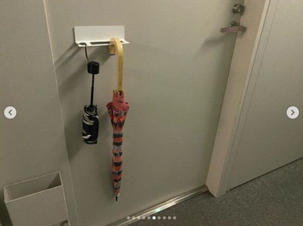 マグネット傘立てをドアに取り付けて傘を収納！