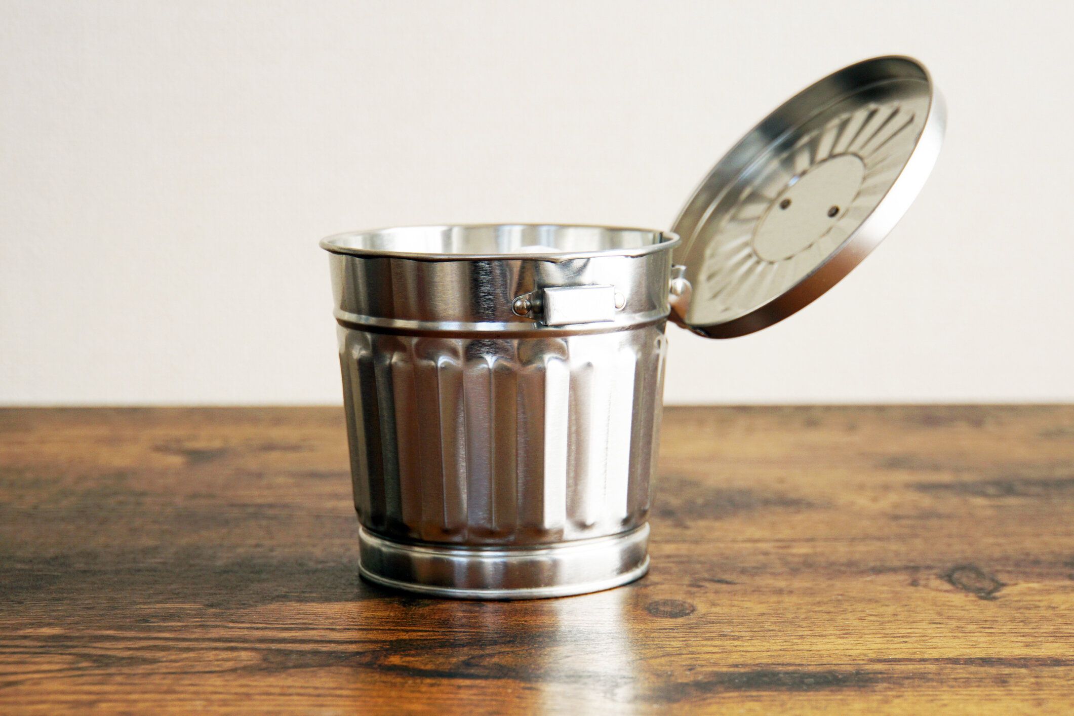 小さな銀のゴミ箱。