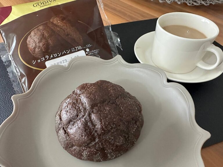 【ローソン新商品】大きなチョコチップがゴロゴロ！食べごたえ抜群「GODIVA ショコラメロンパン」