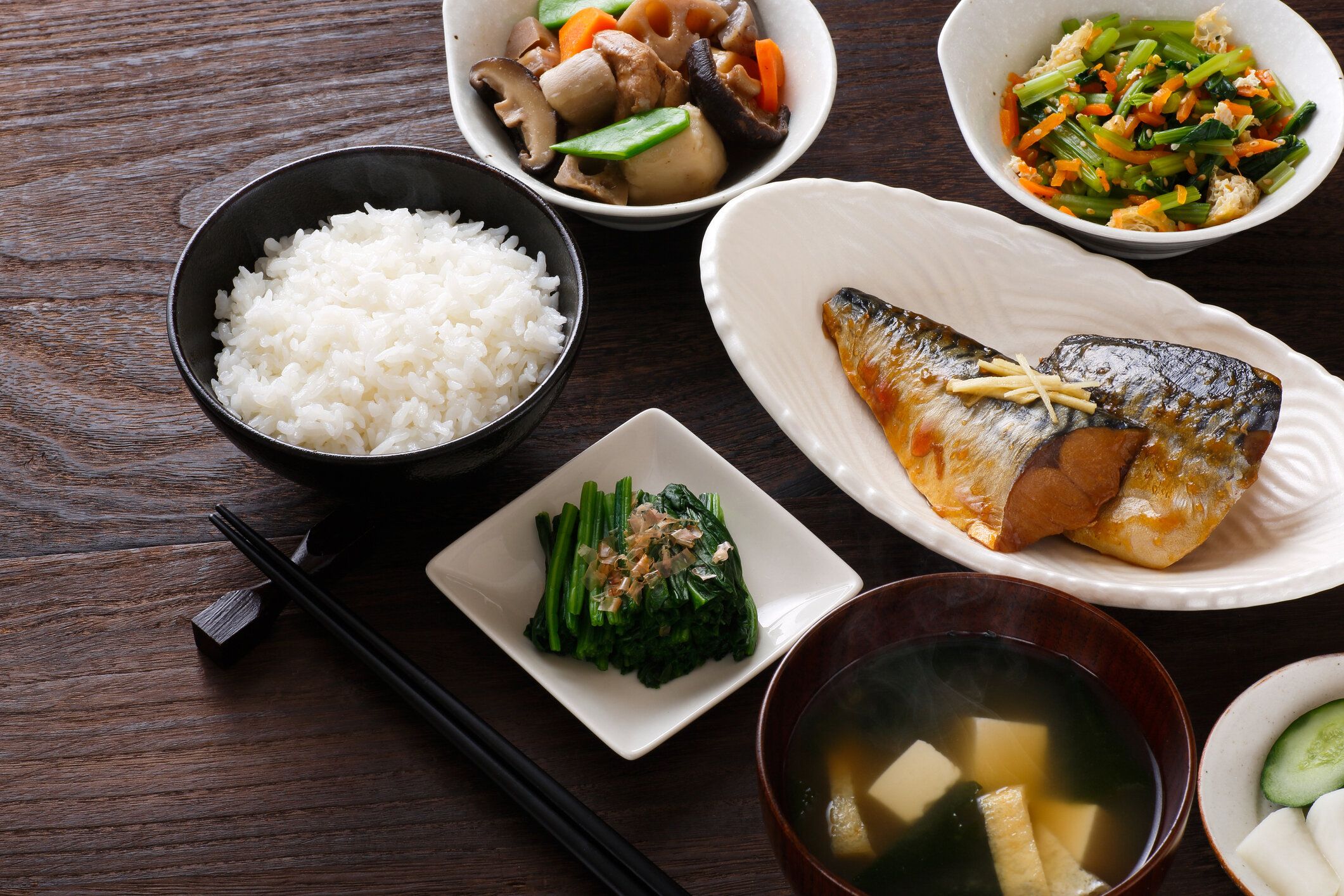 木製のテーブルの上の伝統的な日本料理