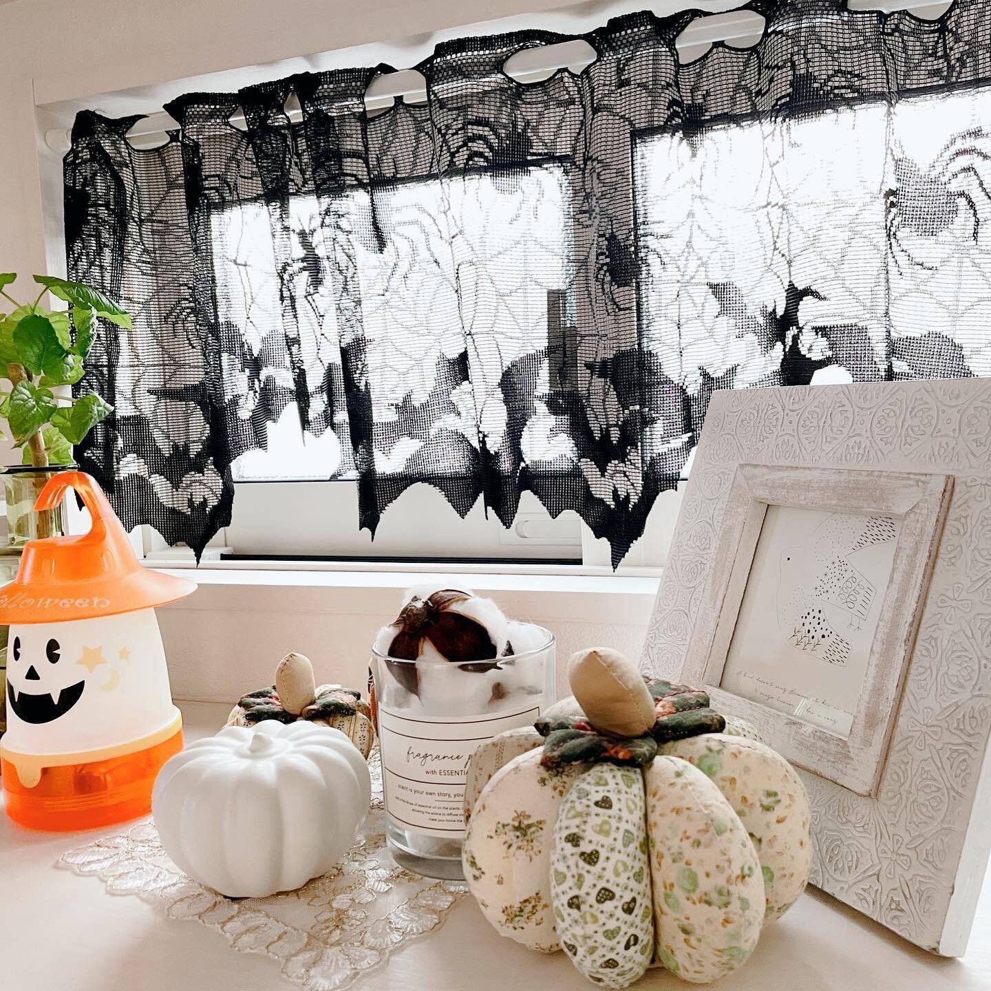 【セリア】カフェカーテンを活用した季節のインテリア