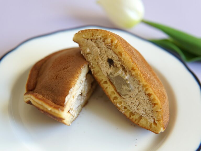 【ローソン】祝・桔梗屋初コラボ。もっちもちの生地にきな粉クリームがあう「桔梗信玄餅どらもっち」