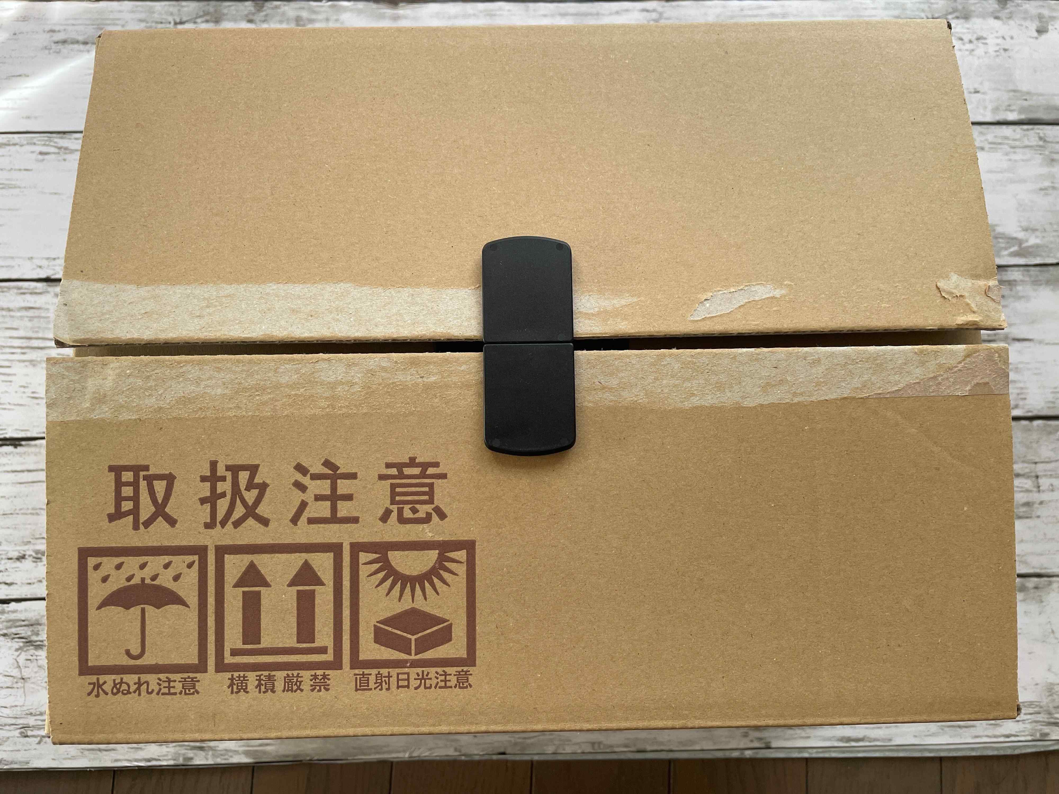 ダンボールクリップで留めたダンボール