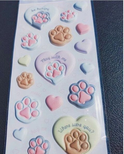 【ダイソー】思わず触りたくなる!ぷっくり肉球シールがかわいすぎ