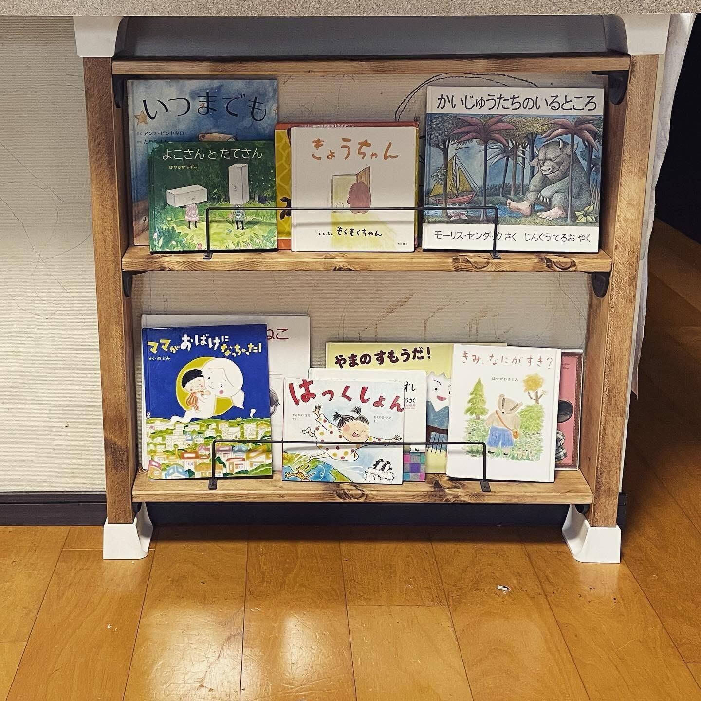 【セリア】アイアンバーを活用した手作り絵本ラック