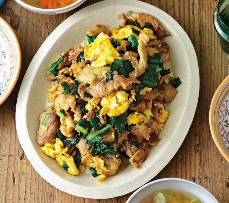 【ワタナベマキさん】カレー風味が食欲そそる！豚肉にらたま炒め＆ちぎりキャベツとトマトのスープ