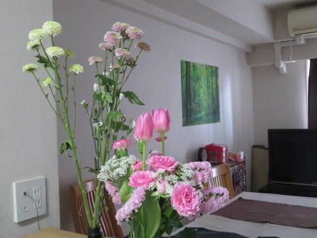 白ばかりの部屋にいると疲れる……私が部屋に花を飾る本当の理由