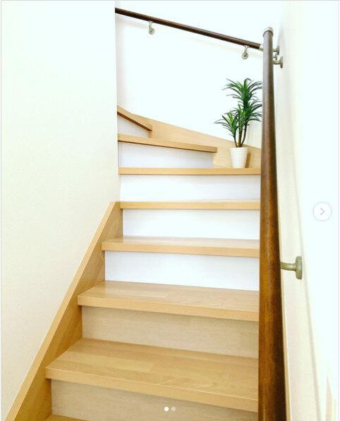 【セリア】ボックス階段をリメイクシートで手軽にイメチェン