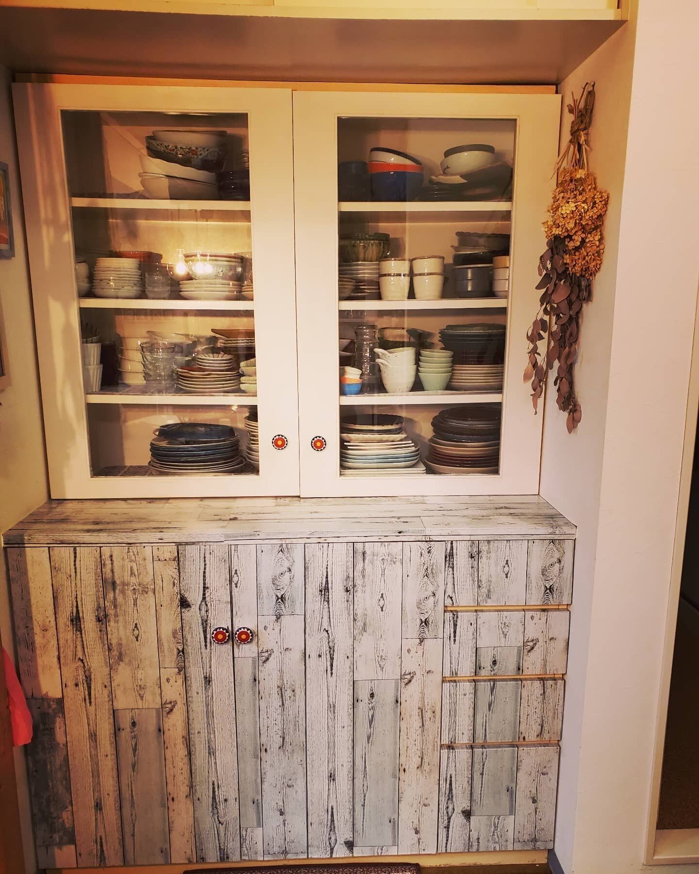 【セリア】食器棚も自分好みのデザインにチェンジ