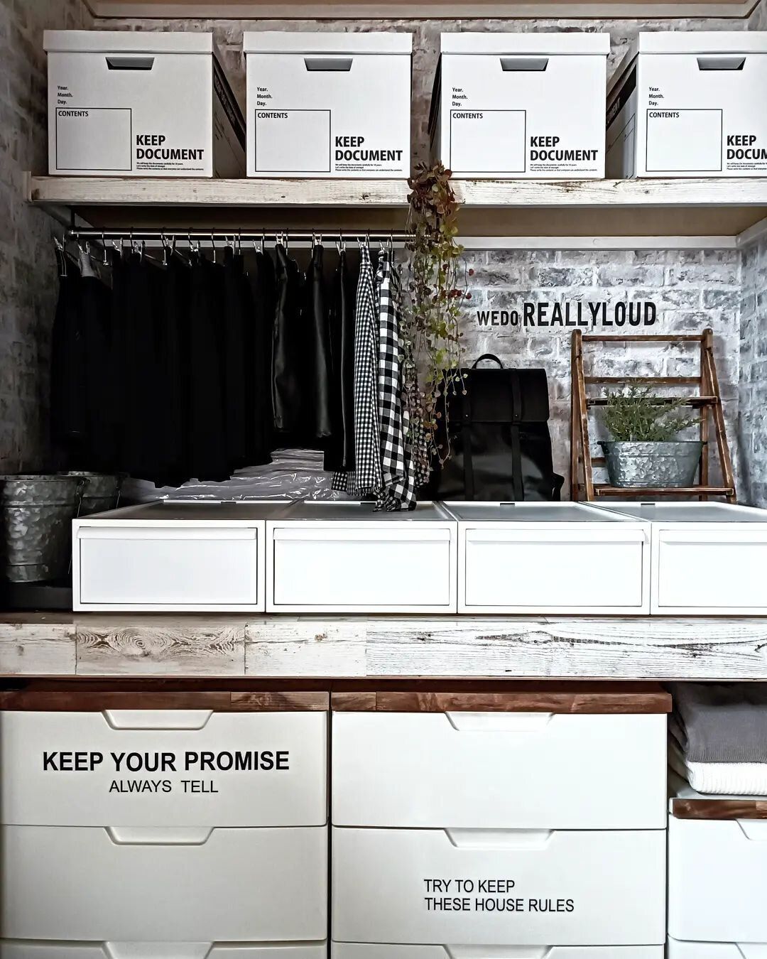 【セリア】押し入れの壁に！ショップに変身！？