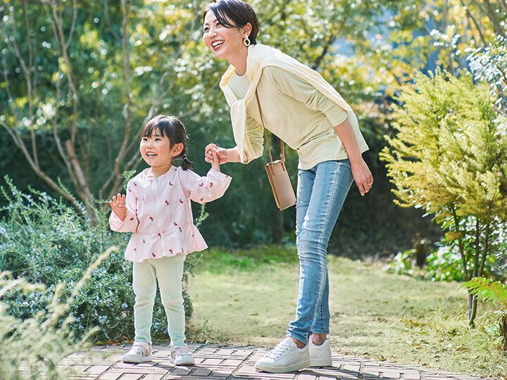 「スパッと」はけるだけじゃない！公園遊びも雨の日もマルチに使えるNEWタイプの機能性シューズって？