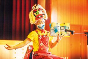 【「給食番長」作者・よしながこうたくさん】＂旅芸人＂になった絵本作家。 身体を張って「子どもたちに恩返し」