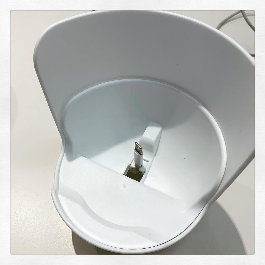 【キャンドゥ】スピーカーも充電も！いいとこどりのスマホスタンド