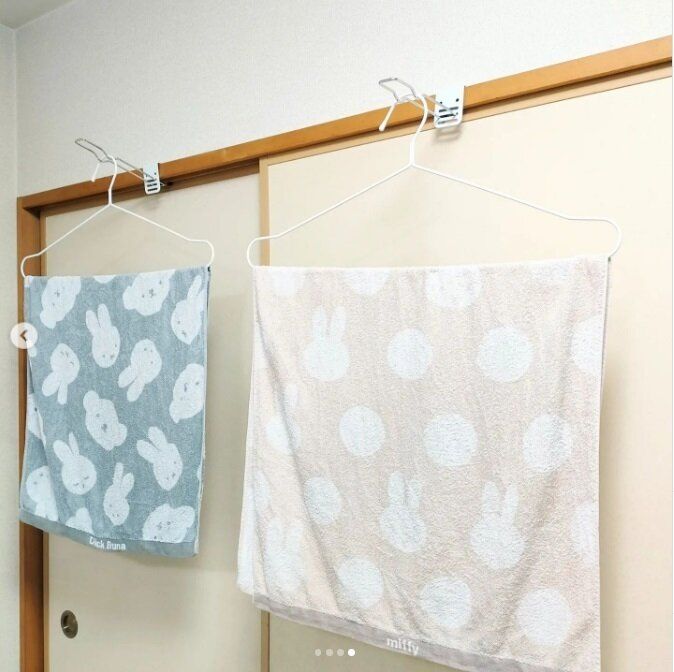 【ダイソー】簡単にハンガーフックが取り付けられる!