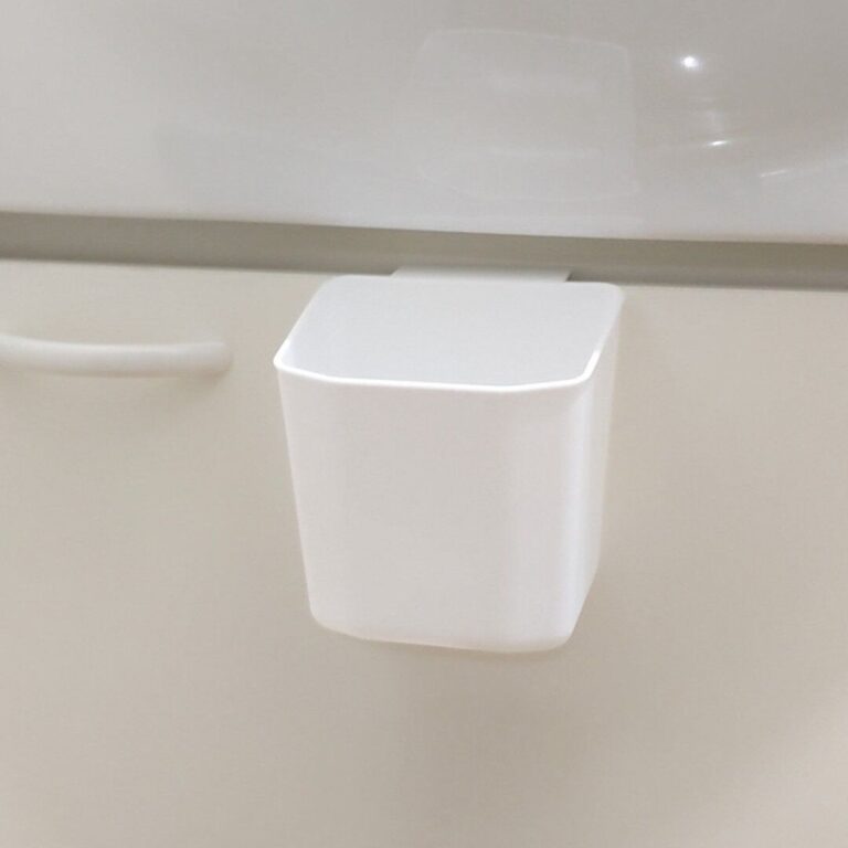 【セリア】扉につける小物ポケットはつっぱり棒にも相性抜群！よく使うものの収納にオススメ