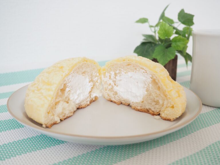 【ミニストップ】たっぷりクリームがうれしい！ふわふわホイップメロンパンは食べ応え十分！