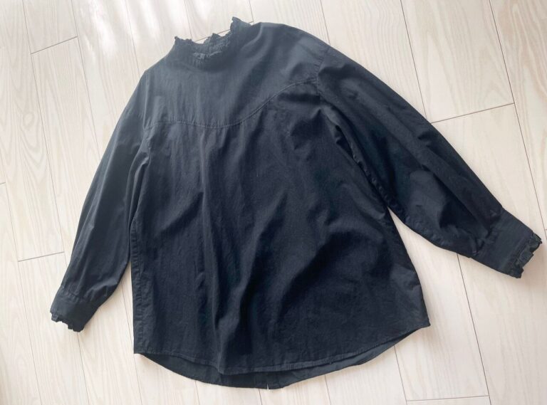 【40代ファッション】甘めのフリルブラウスも私らしく着こなすアイデア3選