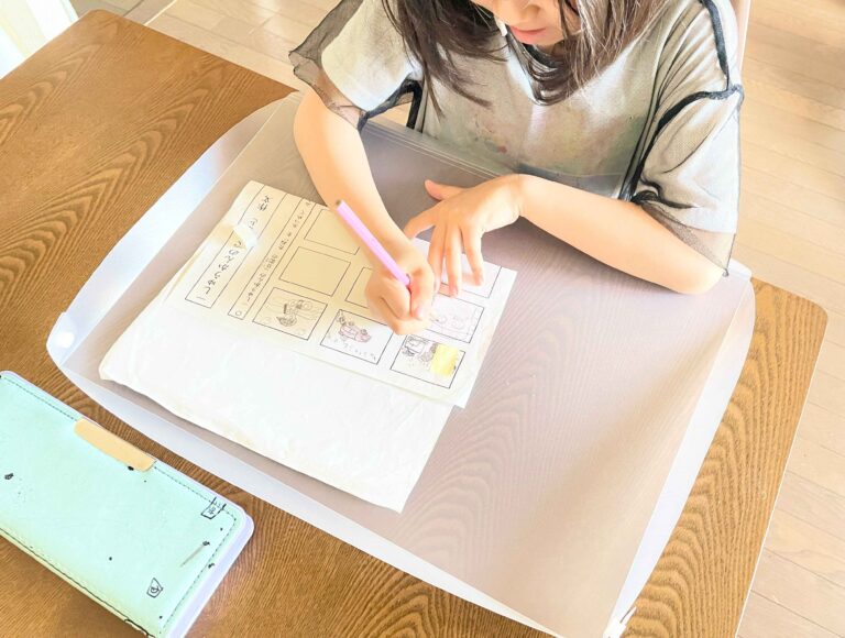 【ワッツ】リビング学習派におすすめ！消しカスが散らばらない「スタディマット」