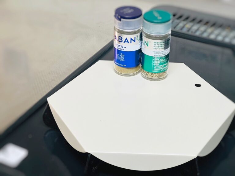 【3COINS】キッチンのコンロが作業スペースになる!?シンプルだけど便利すぎるカバー見つけた！