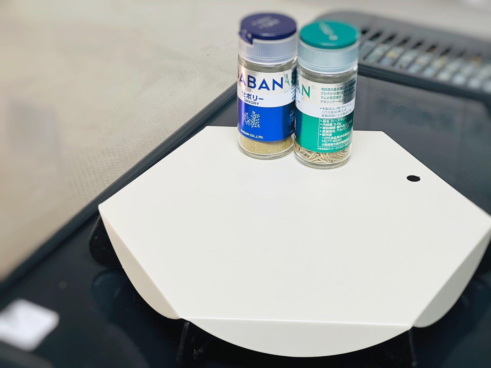 【3COINS】キッチンのコンロが作業スペースになる!?シンプルだけど便利すぎるカバー見つけた!