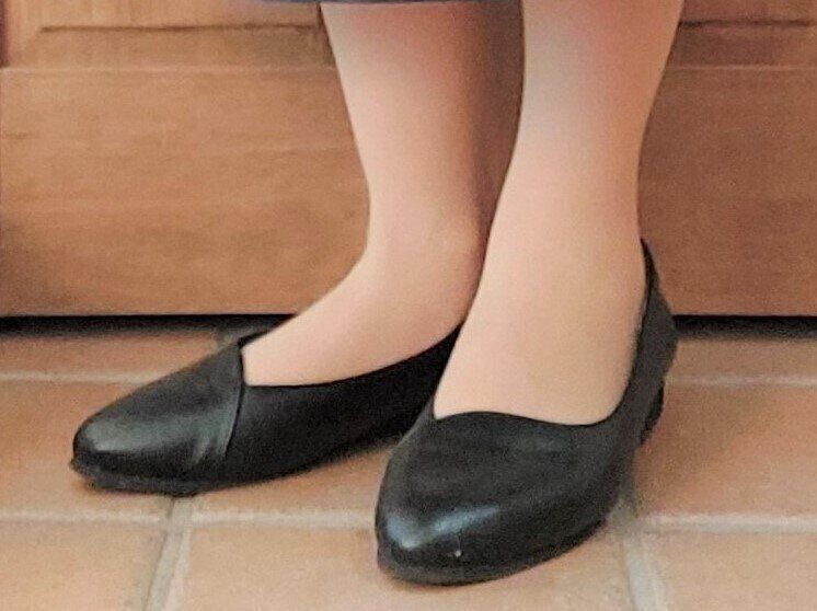 セレモニーだけじゃもったいない！黒パンプスを普段使いする足元コーデ4選