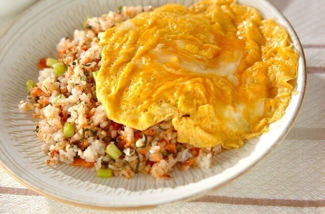 鮭チャーハンオムライス