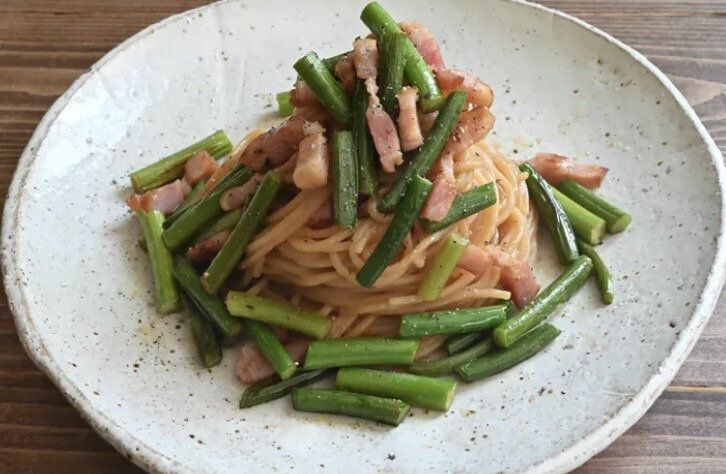 にんにくの芽とベーコンのパスタ