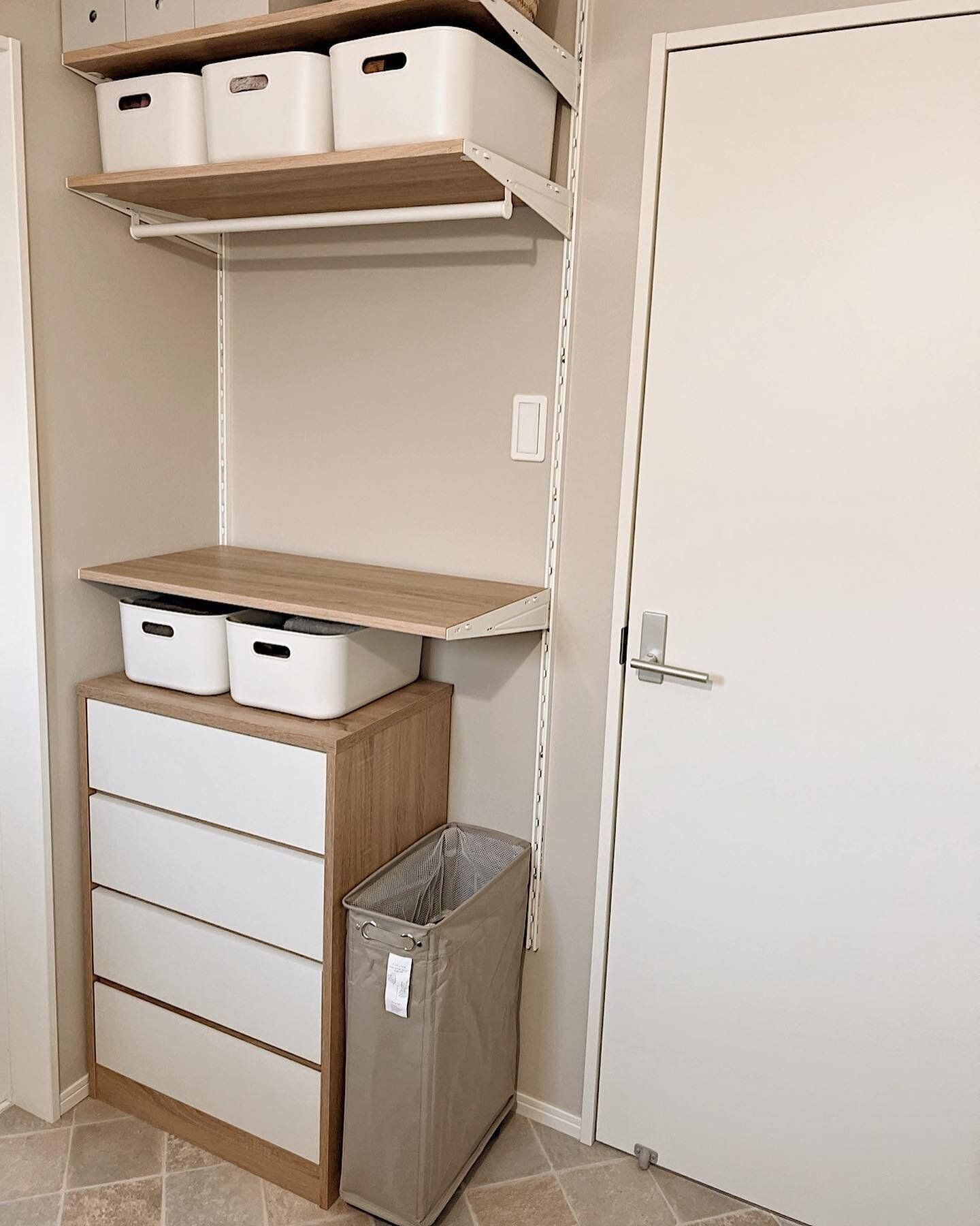 可動棚とチェストの色味をそろえて統一感UP！