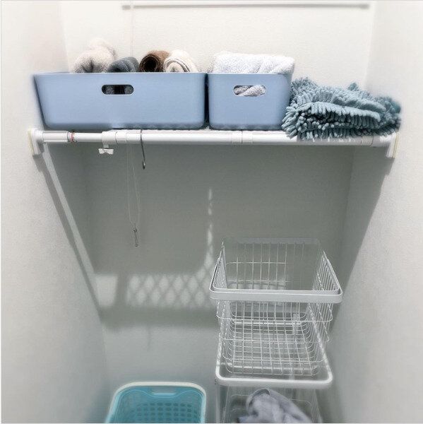 突っ張り式収納棚なら壁を傷つけず手軽に収納場所を増やせる