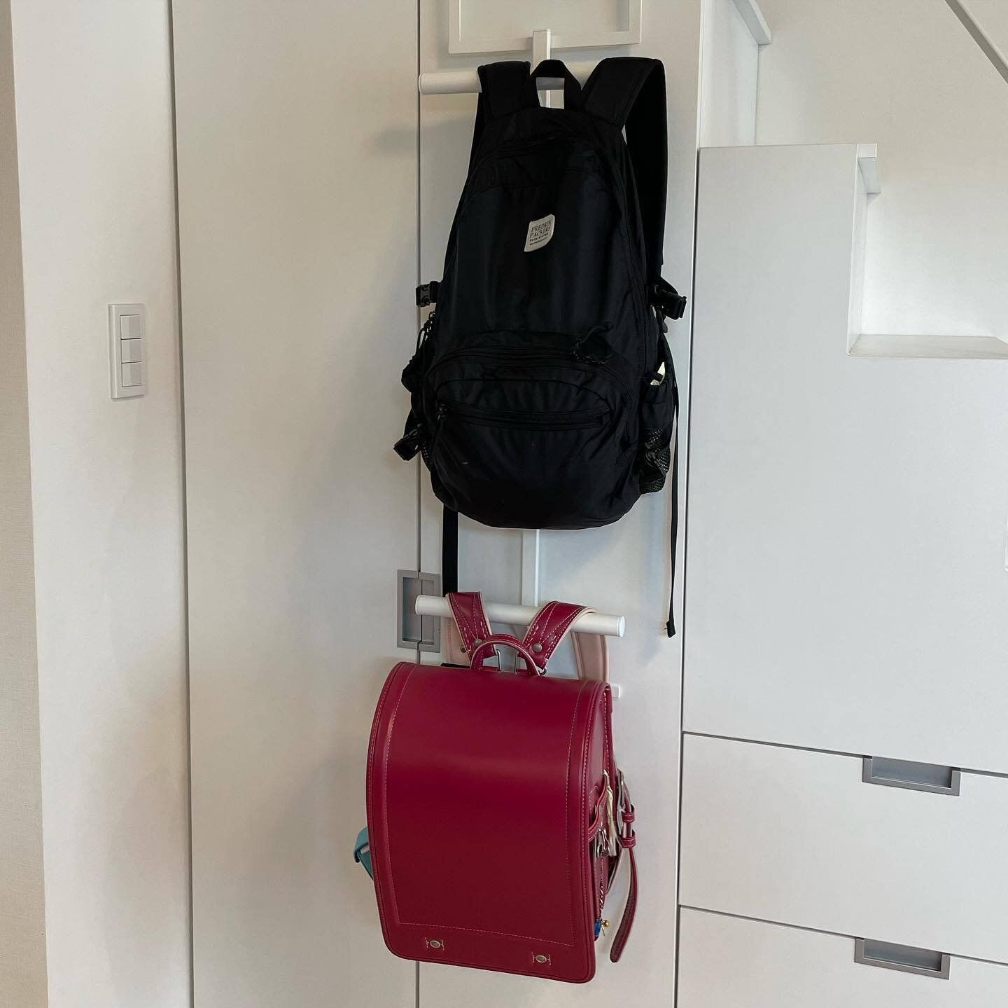 Towerのアイテムでひっかけるだけのランドセル収納