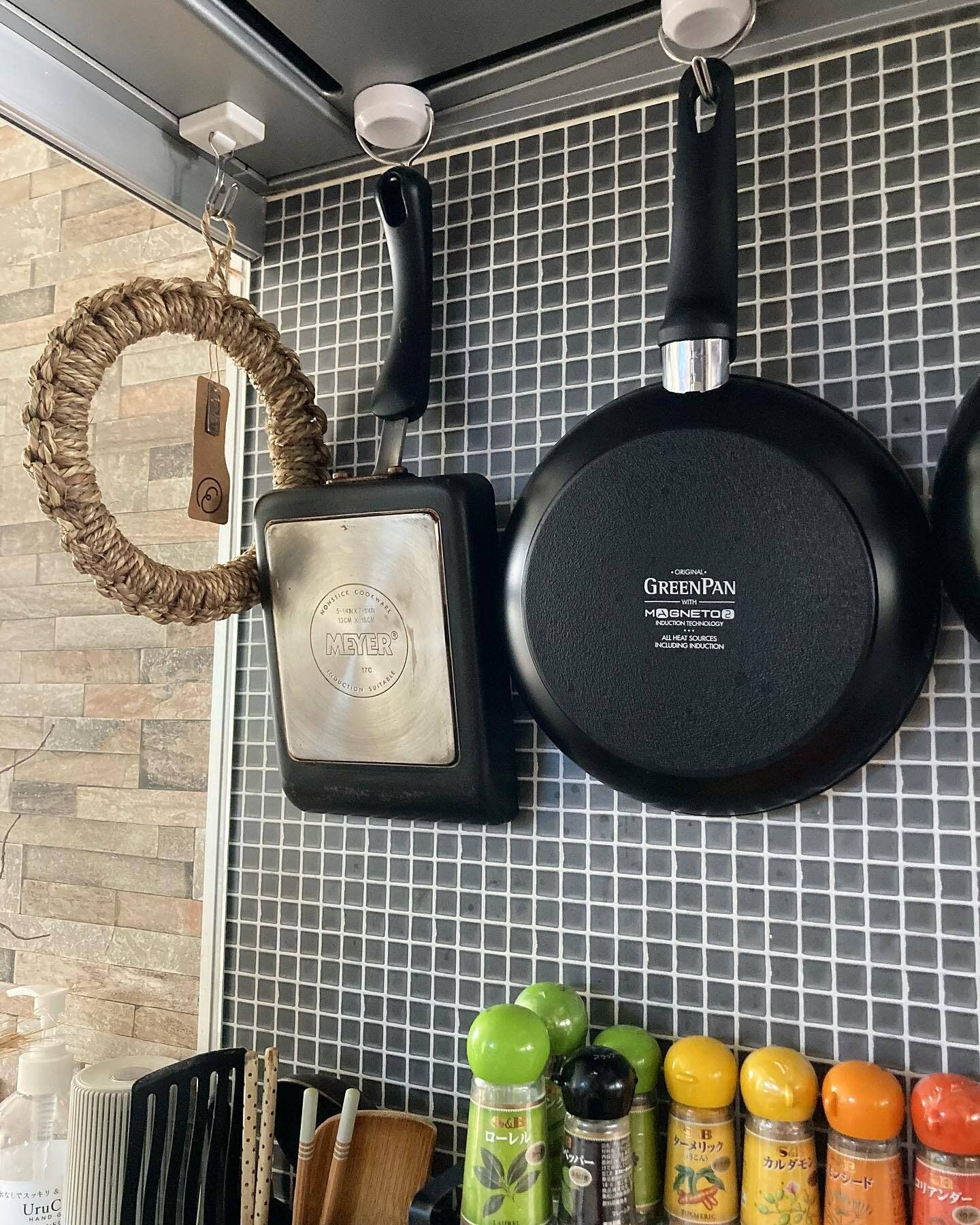 磁石フックを使って吊るす収納を