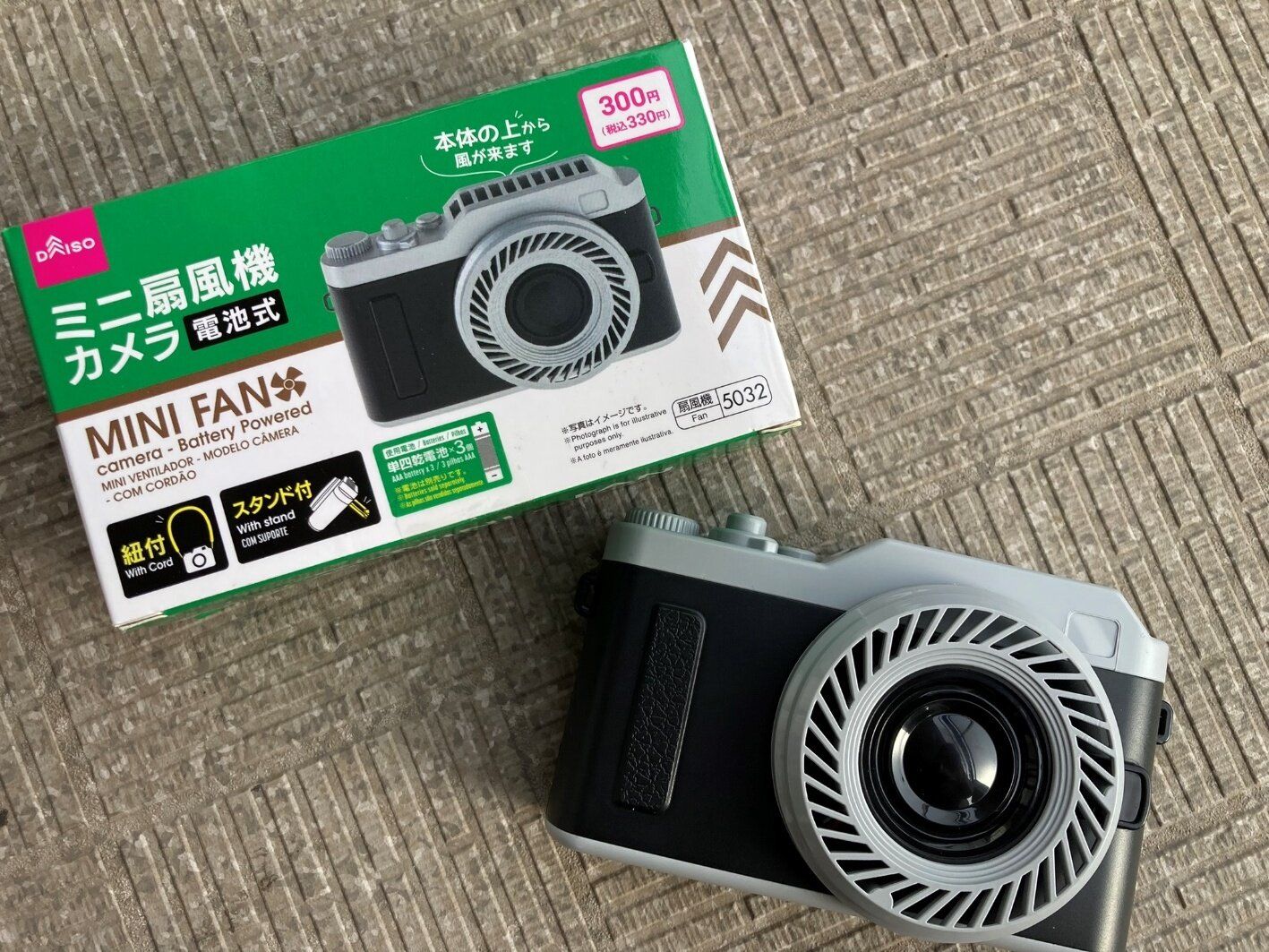 昭和レトロなデザインが魅力の「ミニ扇風機カメラ」（330円）