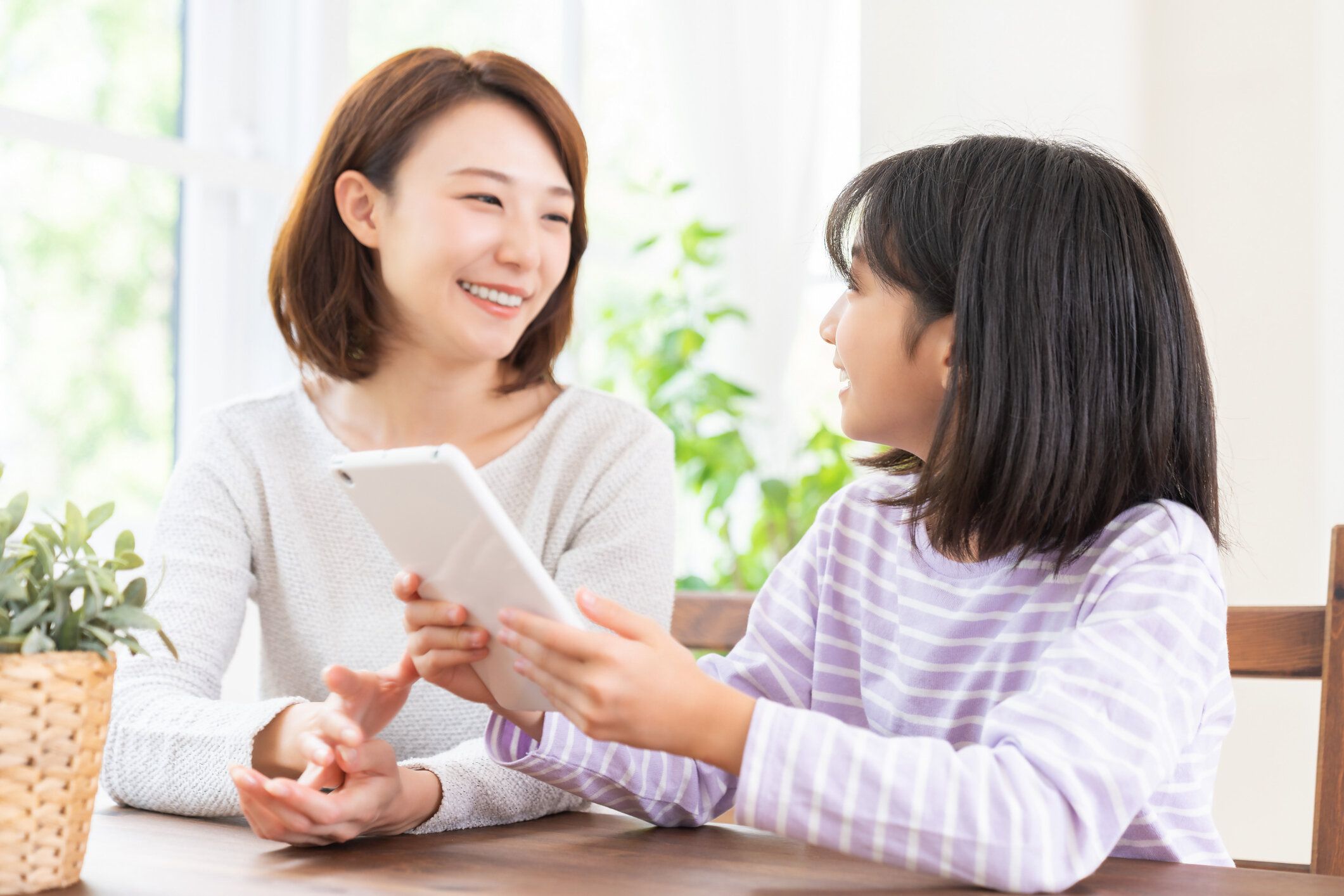 アジアの母と娘,タブレットコンピュータ