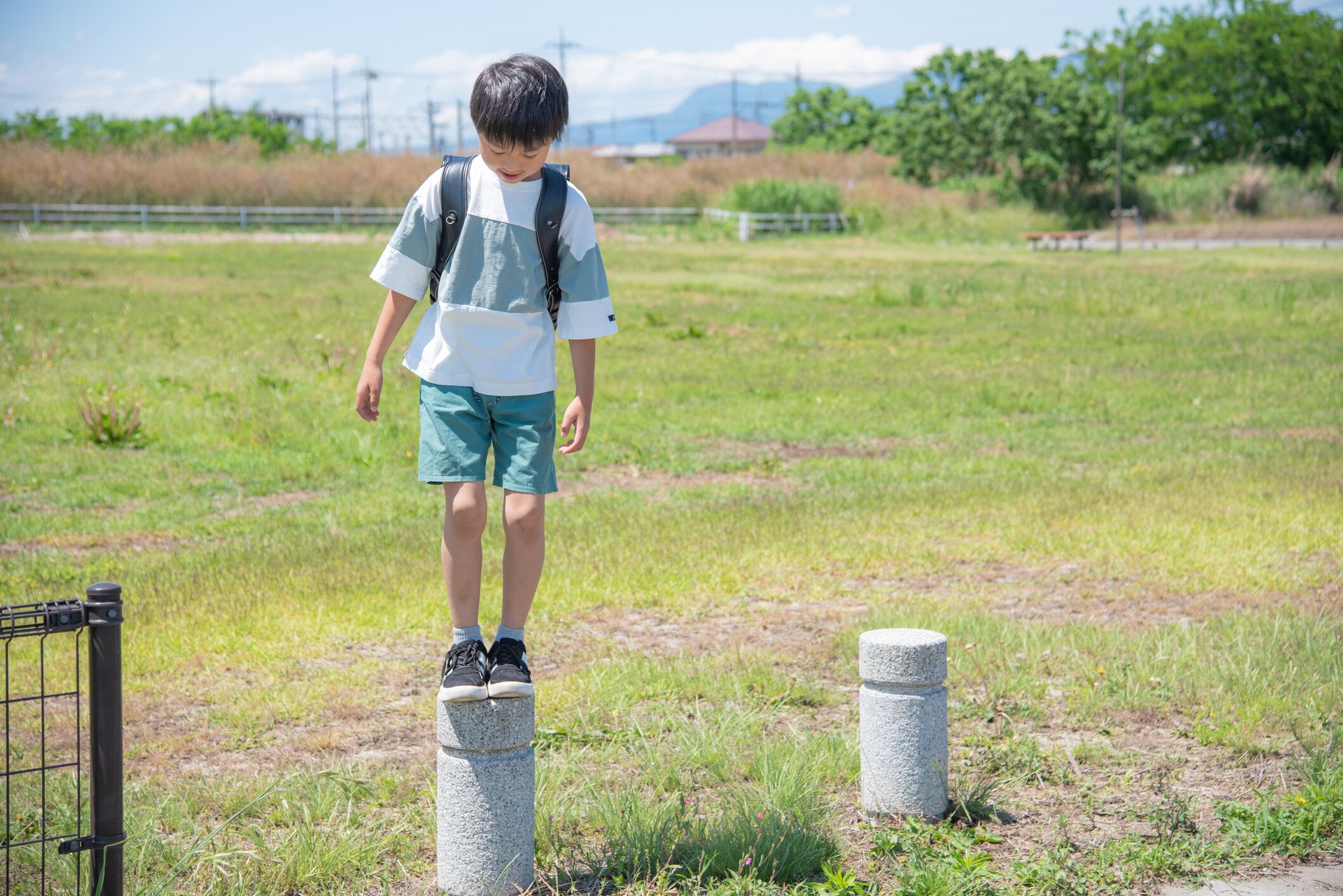 学校帰りに公園に立ち寄る小学生の男の子
