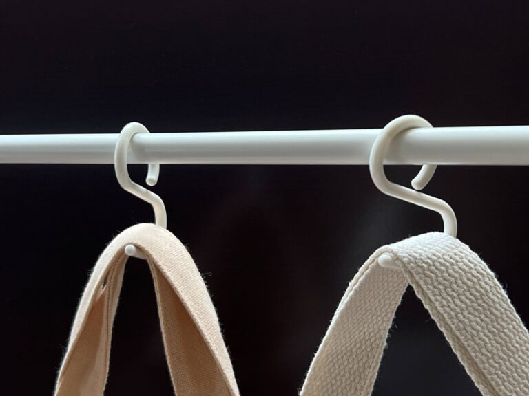 S字フックを使うときのイライラを解消！ダイソーの「外れにくいS字フック」が優れもの