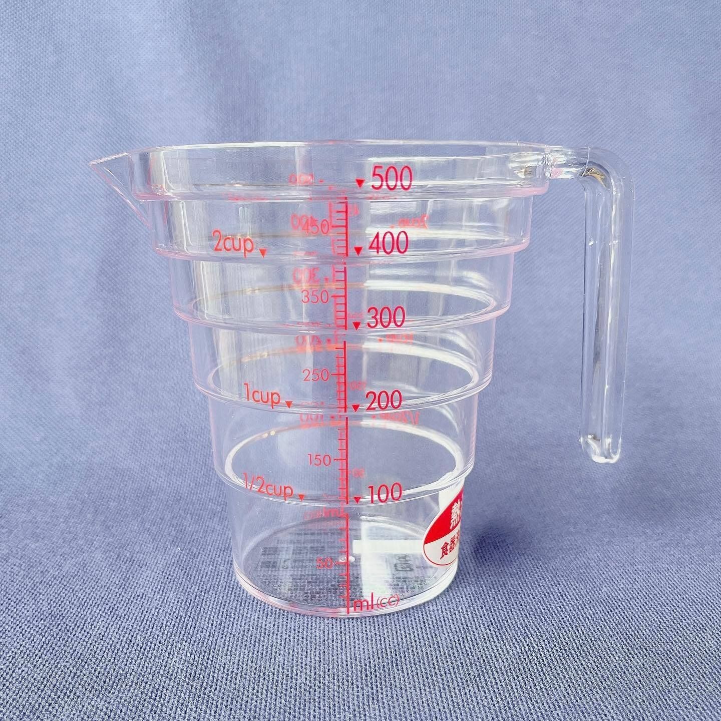 パッと見て量がわかりやすい「段々計量カップ」