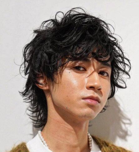 クールなメンズのウルフヘアカタログ。無造作パーマとウルフヘアの組み合わせ