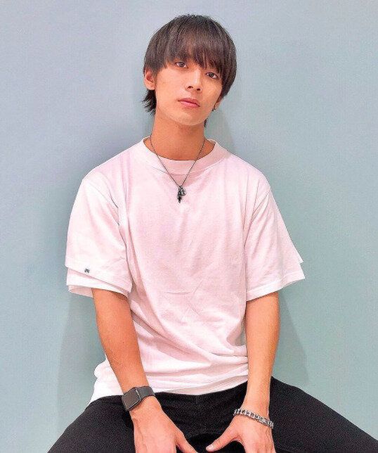 クールなメンズのウルフヘアカタログ。透明感あるグレーカラーとウルフマッシュヘアの組み合わせ